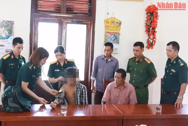 Trở về đến Sơn La, nạn nhân L.V.Đ. được các lực lượng chức năng thăm khám ban đầu. Trở về đến Sơn La, nạn nhân L.V.Đ. được các lực lượng chức năng thăm khám ban đầu.