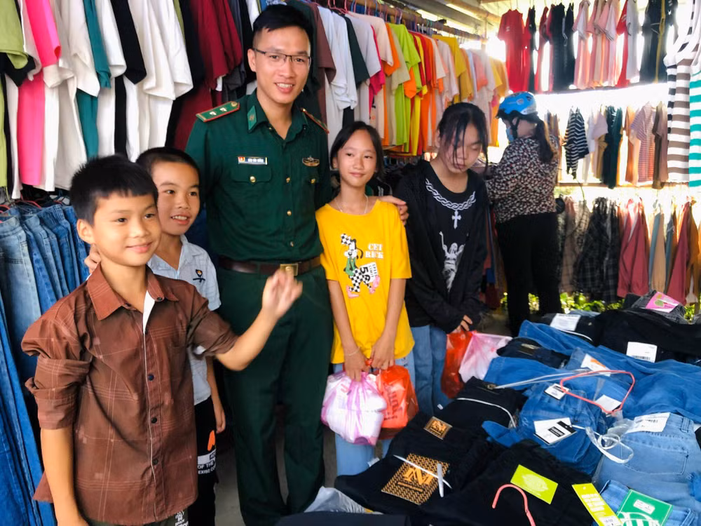 Niềm vui của các cháu khi có quần áo, giày dép mới.