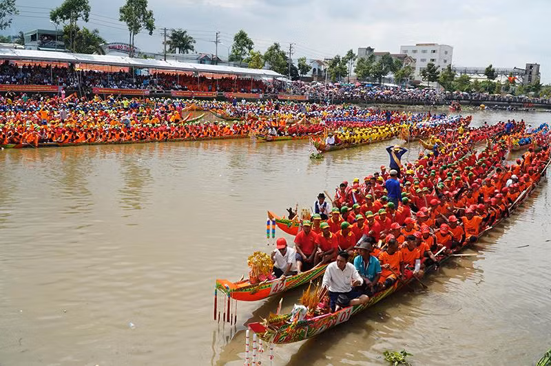 Quang cảnh Lễ khai mạc Giải đua ghe ngo khu vực đồng bằng sông Cửu Long lần V-2022.