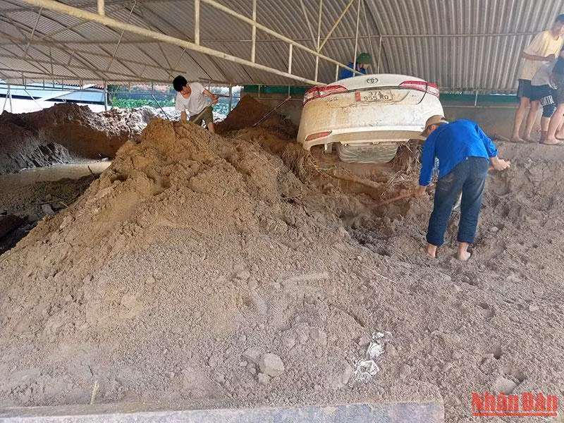 Xe ô-tô ở gara Trung tâm Chính trị cắm trong bùn sau lũ.