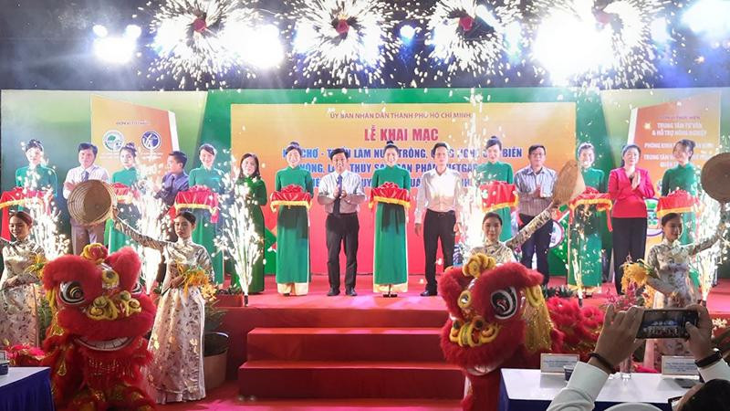 Nghi thức cắt băng khai mạc hội chợ triển lãm.