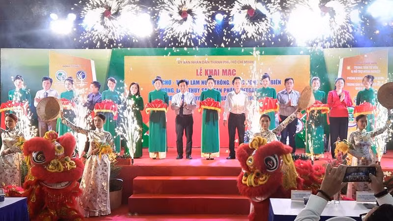 Nghi thức cắt băng khai mạc hội chợ triển lãm.