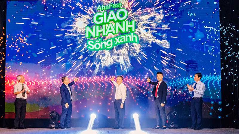 Đại biểu dự lễ ra mắt cùng nhấn nút kích hoạt dịch vụ AhaFast.