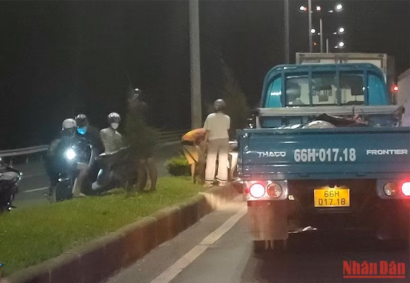 Lúc 22 giờ 50 phút, nhiều xe ô-tô chờ qua cầu, trong khi xe gắn máy không lên được cầu, phải quay về hướng thành phố Cần Thơ. (Ảnh: HỮU NGHĨA)