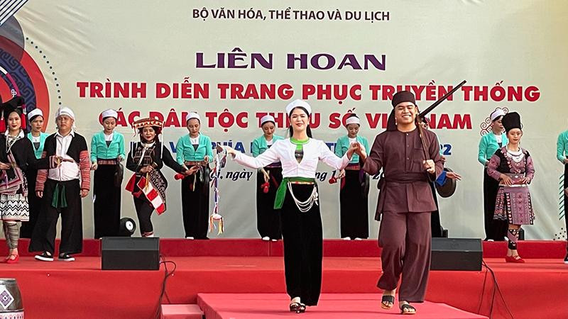 Trình diễn trang phục truyền thống trong Lễ khai mạc Liên hoan.