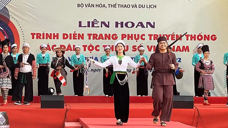 Trình diễn trang phục truyền thống trong Lễ khai mạc Liên hoan.