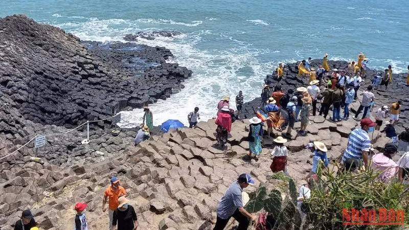 Khách tham quan tại Di tích quốc gia đặc biệt Gành Đá Đĩa Phú Yên.