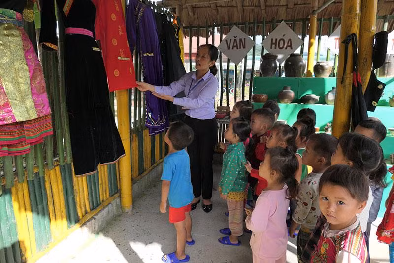 Lưu giữ di sản văn hóa qua hoạt động dạy văn hóa truyền thống trong trường học tại Trường mầm non xã Tùng Vài, huyện Quản Bạ.