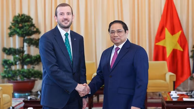 Thủ tướng Phạm Minh Chính và Cao ủy EU về Môi trường, Đại dương và Nghề cá Virginijus Sinkevičius. (Ảnh: VGP/Nhật Bắc)