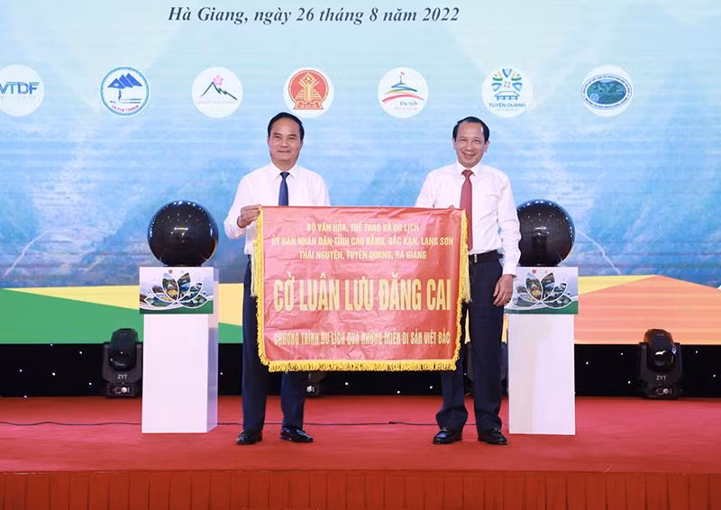 Tỉnh Hà Giang trao cờ luân phiên trưởng nhóm chương trình hợp tác du lịch năm 2023 cho tỉnh Tuyên Quang.