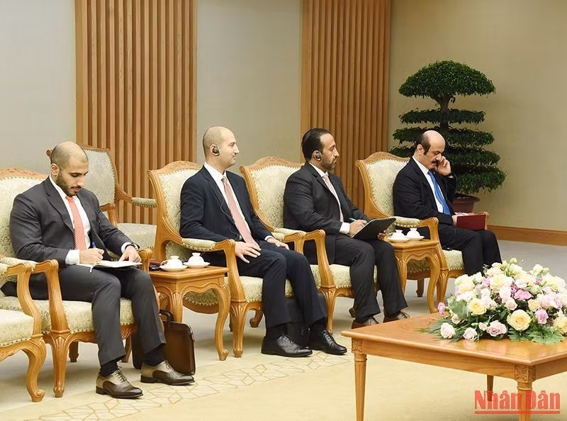 Các thành viên trong đoàn Ngoại giao Nhà nước Qatar tham dự buổi tiếp.