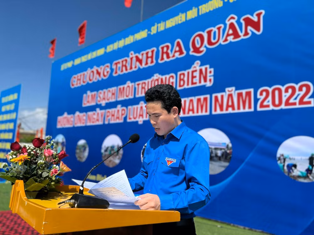 Anh Triệu Văn Thái, Bí thư Tỉnh Đoàn Nam Định, phát động chương trình ra quân làm sạch môi trường biển hưởng ứng Ngày Pháp luật Việt Nam năm 2022.
