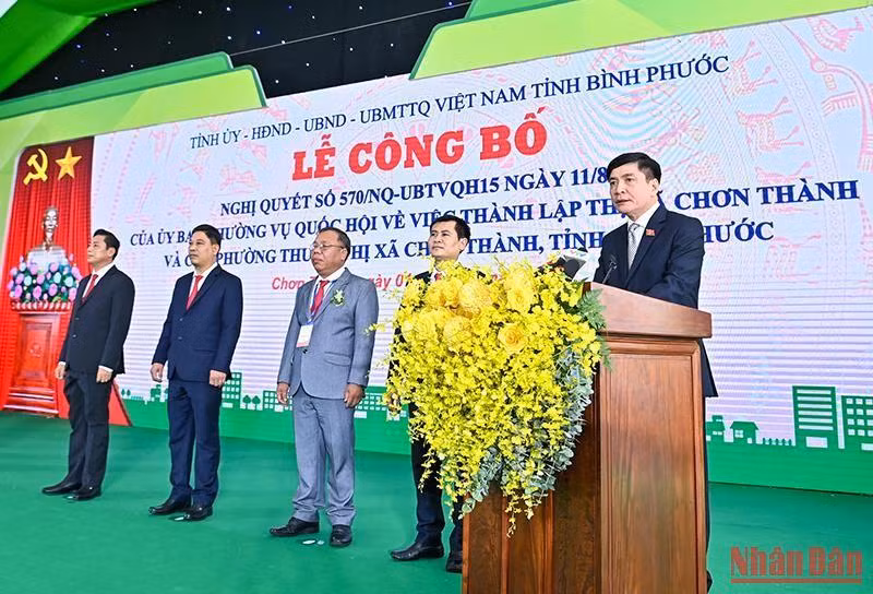 Tổng Thư ký, Chủ nhiệm Văn phòng Quốc hội Bùi Văn Cường công bố Nghị quyết của Ủy ban Thường vụ Quốc hội về thành lập thị xã Chơn Thành và các phường thuộc thị xã Chơn Thành, tỉnh Bình Phước. (Ảnh: Duy Linh)