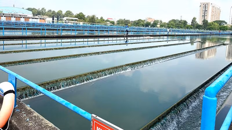 Súc xả, xử lý nước sinh hoạt ở nhà máy nước trên địa bàn thành phố.