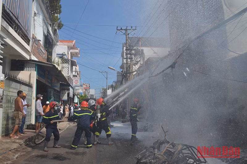Lực lượng chữa cháy dùng bọt chữa cháy để dập lửa.