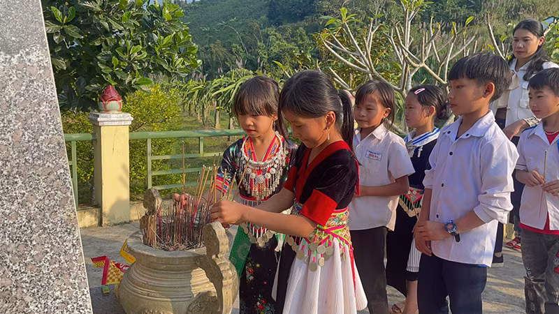 Các cháu Trường tiểu học Tam Hợp (Tương Dương) dâng hương tưởng niệm Anh hùng liệt sĩ Và Bá Giải.