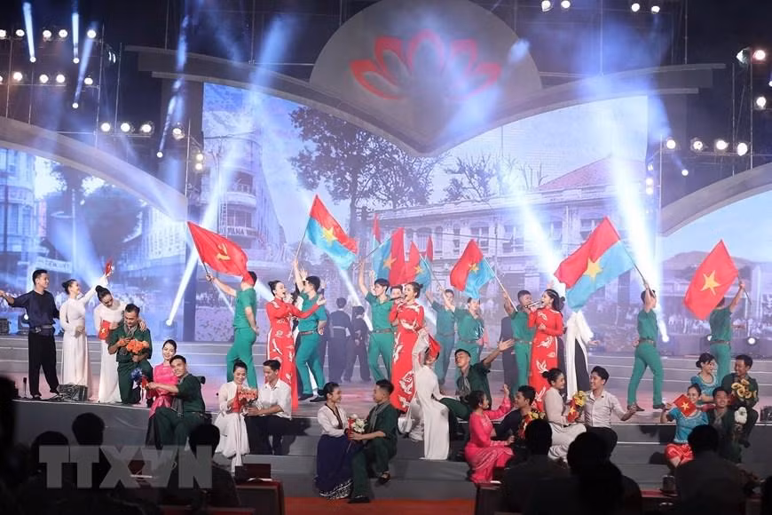 Tối 22/11, tại huyện Vũng Liêm, tỉnh Vĩnh Long, Thủ tướng Phạm Minh Chính dự Chương trình nghệ thuật “Dấu ấn Võ Văn Kiệt” nhân kỷ niệm 100 năm Ngày sinh Thủ tướng Võ Văn Kiệt. (Ảnh: Dương Giang/TTXVN)