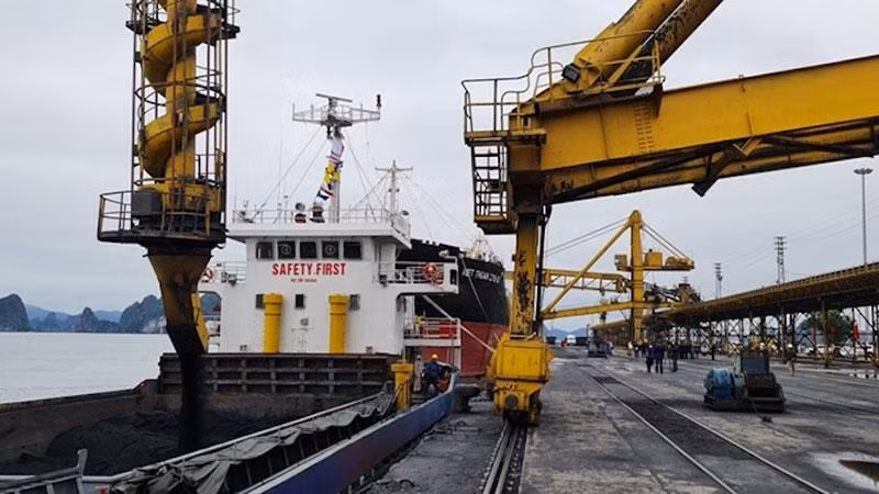 Tàu vào nhận than tại Cảng Cửa Ông - Cẩm Phả.