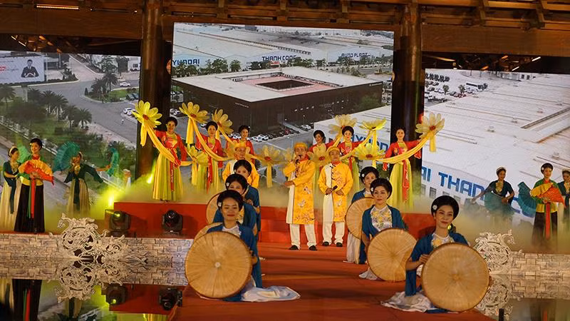 Đoàn nghệ thuật Ninh Bình biểu diễn tại Lễ bế mạc Festival Ninh Bình 2022. 