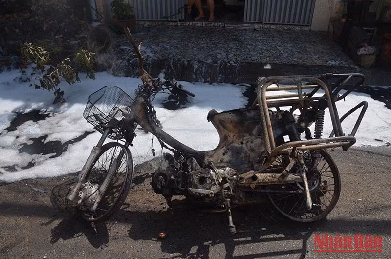 Một xe máy bị thiêu rụi hoàn toàn trong vụ cháy.