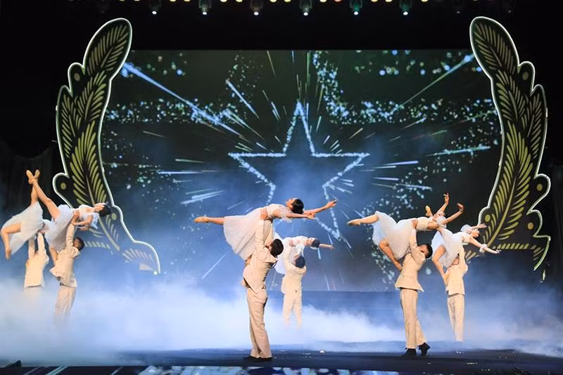 Sự kết hợp của ca-múa-nhạc với công nghệ trình chiếu hình ảnh mang đến nhiều ấn tượng cho người xem. (Ảnh: QUANG VINH)