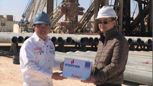 Chủ tịch HĐTV Petrovietnam Hoàng Quốc Vượng tặng quà lưu niệm cho CBCNV giàn PV DRILLING 11.