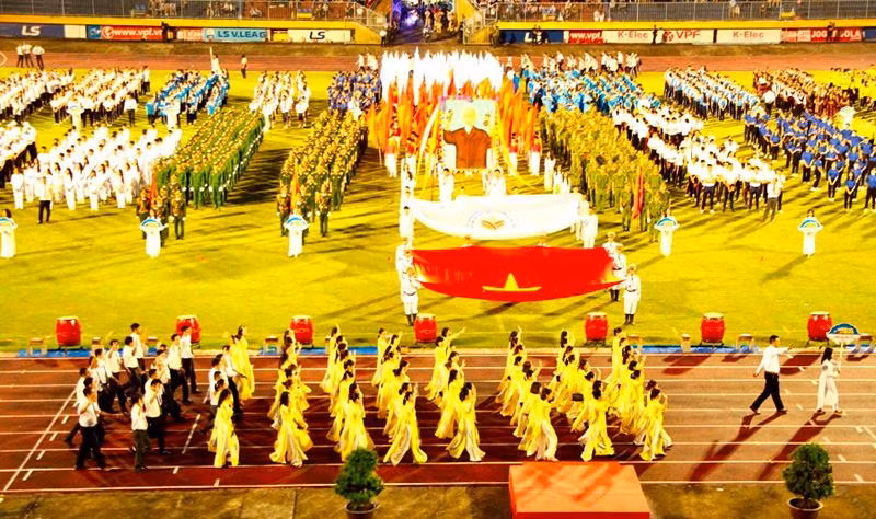 Các đoàn thể quần chúng: công nhân, nông dân, phụ nữ, người cao tuổi, đồng bào dân tộc thiểu số và học sinh, sinh viên… tham gia diễu hành và đồng diễn tại đại hội.