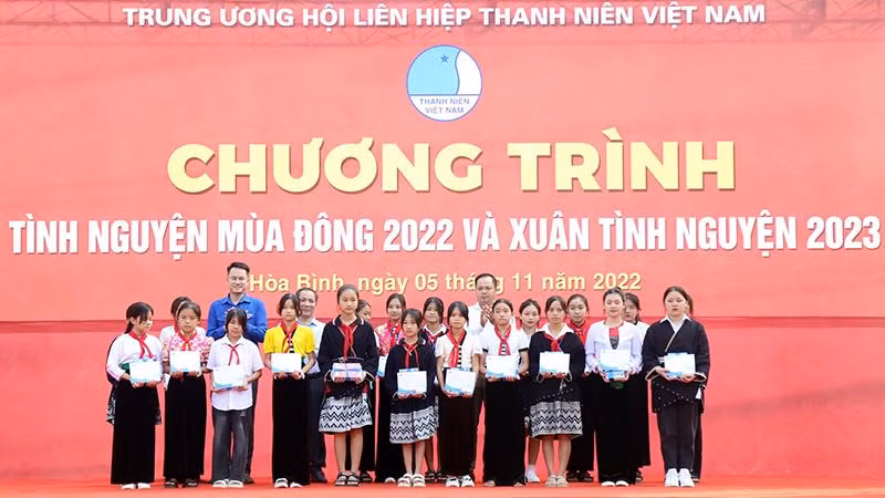 Chương trình tặng quà cho các em học sinh giỏi có hoàn cảnh khó khăn.