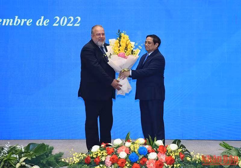 Thủ tướng Phạm Minh Chính tặng hoa chúc mừng Thủ tướng nước Cộng hòa Cuba Manuel Marrero Cruz.