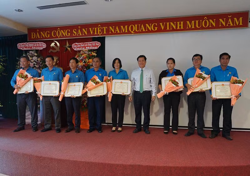 Các đơn vị được khen thưởng về thành tích tổ chức hoạt động “Tháng Công nhân năm 2022”.