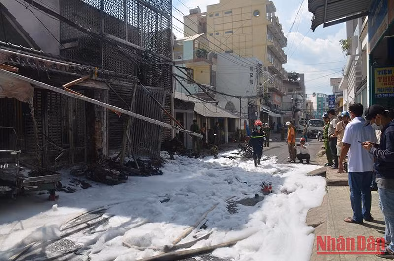 Căn nhà 2 tầng bị cháy đã được khống chế kịp thời, những căn nhà liền kề được an toàn không bị ảnh hưởng nhiều.