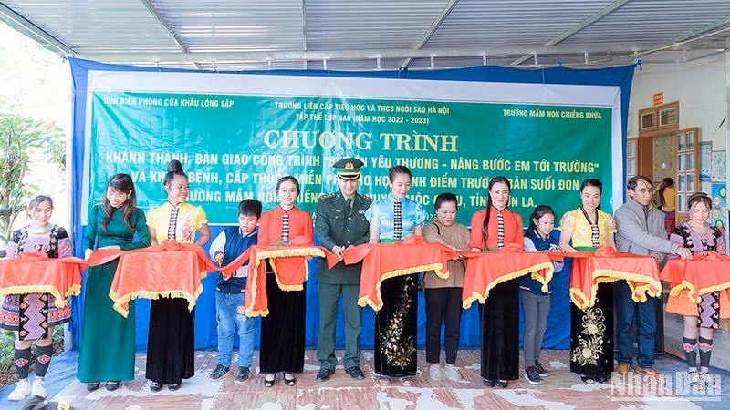 Cắt băng khánh thành “Bếp ăn yêu thương - Nâng bước em tới trường”.