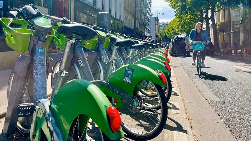 Xe đạp công cộng là một trong những phương tiện được người dân Paris ưa chuộng khi di chuyển trong trung tâm thành phố. (Ảnh: MINH DUY)