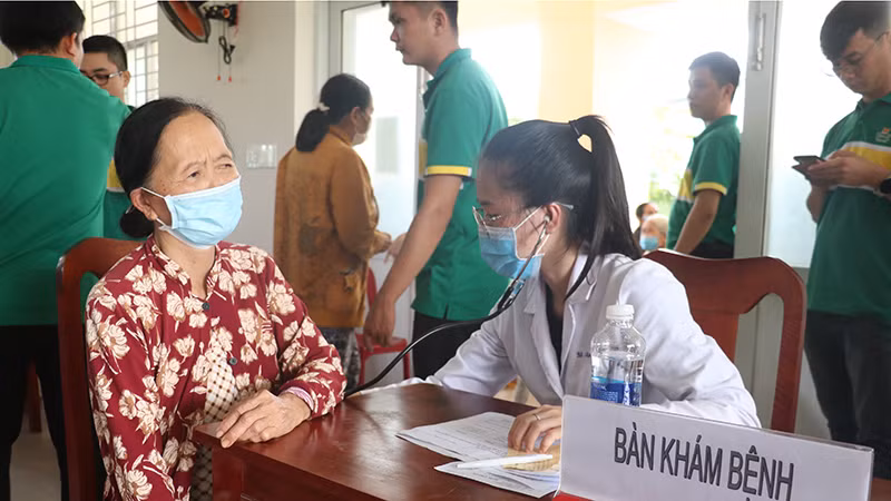 Hoạt động khám, phát thuốc miễn phí cho gia đình có hoàn cảnh khó khăn tại xã An Đức (huyện Ba Tri, tỉnh Bến Tre).