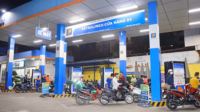 Petrolimex chủ động bảo đảm nguồn cung, đáp ứng tối đa nhu cầu mua xăng dầu của người dân.