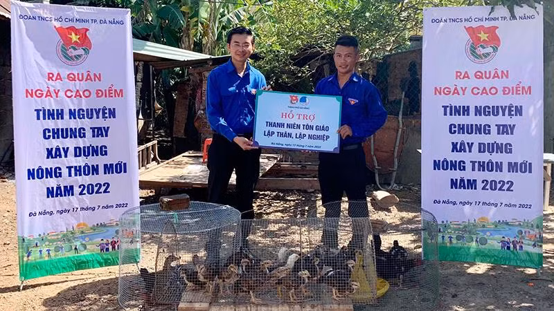 Trao tặng gà giống cho thanh niên.