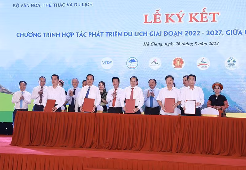 Lãnh đạo các tỉnh Việt Bắc ký kết chương trình hợp tác phát triển du lịch giai đoạn 2022-2027.