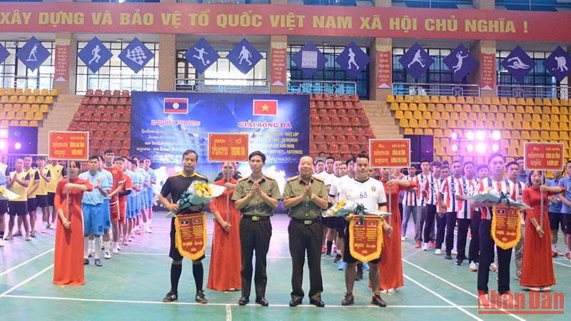 Các đồng chí trong Ban Giám đốc Công an tỉnh Điện Biên tặng cờ lưu niệm cho các đoàn vận động viên tham gia chương trình.