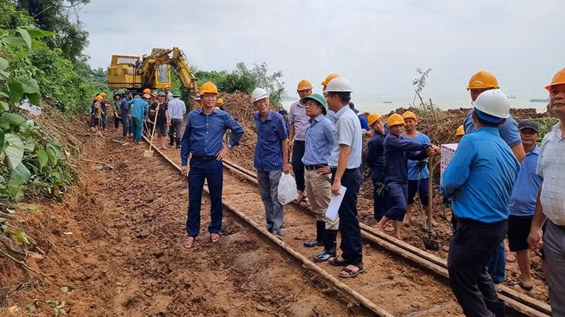 Đường sắt bắc-nam thông tuyến sau hơn 1 ngày gián đoạn vì mưa lũ 