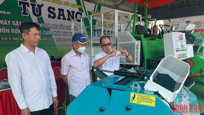 Khách tham quan máy móc phục vụ cơ giới hóa trong sản xuất lúa. (Ảnh: THANH TÂM)