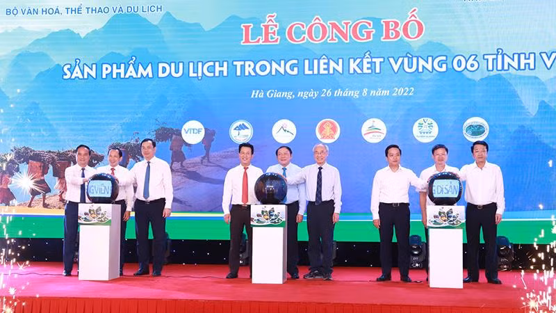Lãnh đạo Bộ Văn hóa-Thể thao và Du lịch và các tỉnh thực hiện nghi thức công bố sản phẩm liên kết du lịch 6 tỉnh Việt Bắc.