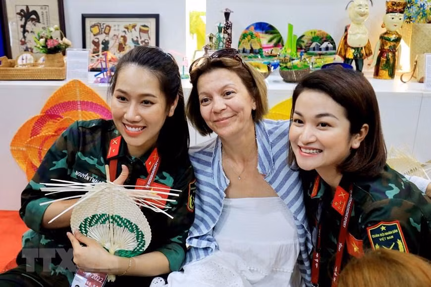 Những chiến sĩ của Đội quân Văn hóa làm cầu nối bạn bè quốc tế với Việt Nam. (Ảnh: Trần Hiếu/TTXVN)