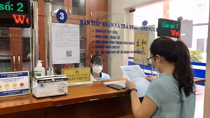 Công dân làm thủ tục hành chính tại Ủy ban nhân dân phường Ngọc Khánh (quận Ba Đình). (Ảnh: Ngọc Trâm)