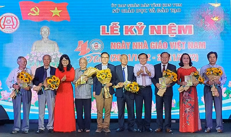 Ban tổ chức tặng hoa cho nguyên lãnh đạo Sở Giáo dục và Đào tạo tỉnh Kon Tum qua các thời kỳ.