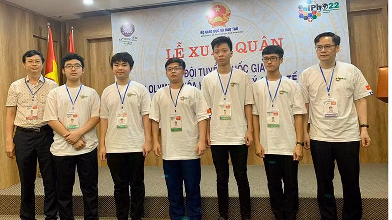 5 học sinh Việt Nam tham dự Olympic Vật lý quốc tế 2022 cùng các thầy giáo. (Nguồn: Bộ Giáo dục và Đào tạo)