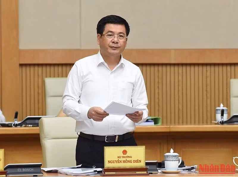 Bộ trưởng Công thương Nguyễn Hồng Diên trình bày Tờ trình tóm tắt về Dự án Luật Bảo vệ quyền lợi người tiêu dùng (sửa đổi).