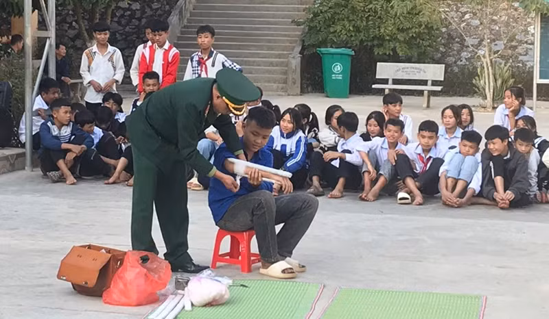 Hướng dẫn sơ cứu cho các cháu học sinh.