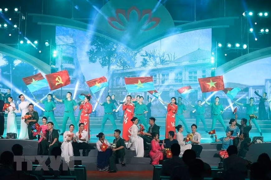 Một tiết mục văn nghệ trong Chương trình nghệ thuật “Dấu ấn Võ Văn Kiệt”. (Ảnh: Dương Giang/TTXVN)