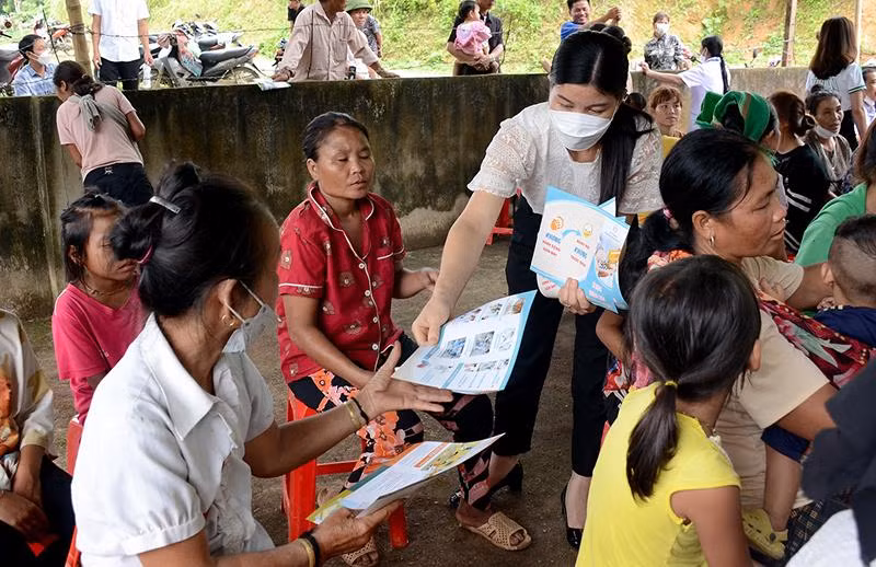 Nhằm nâng cao nhận thức, thay đổi hành vi chăm sóc sức khỏe, phòng ngừa bệnh tật, các y, bác sĩ đã phát tờ rơi, phân tích, tuyên truyền trực quan về bệnh tật cho bà con dân bản.