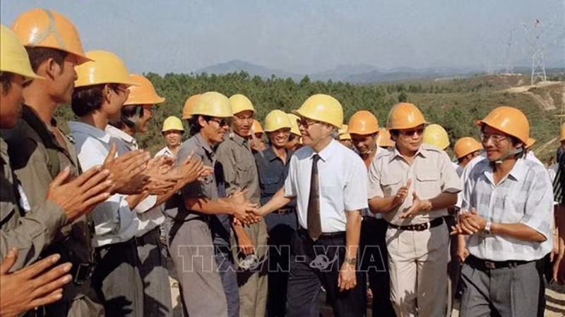 Thủ tướng Võ Văn Kiệt thăm cán bộ, công nhân Công ty Xây lắp điện 3 đang thi công tuyến đường dây 500kV Hà Tĩnh-Đắc Lây, tháng 5/1993. (Ảnh: Minh Đạo/TTXVN)
